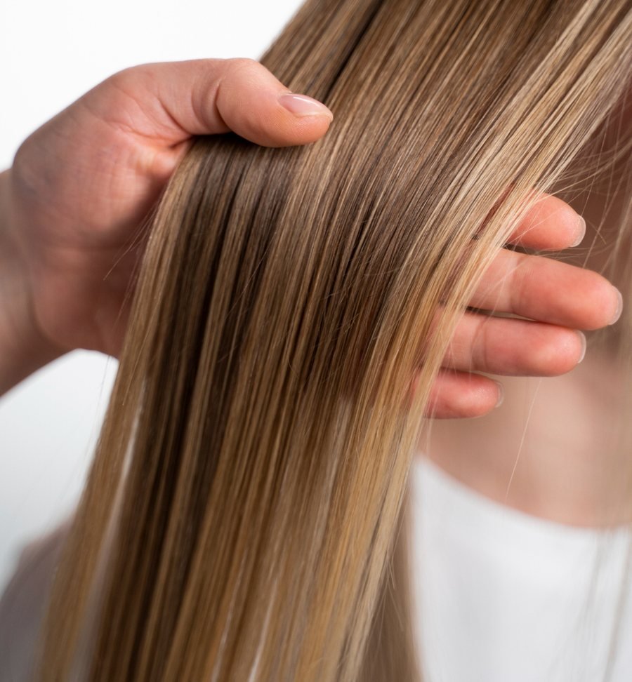 Detalle de alisado profesional con láser sobre cabello