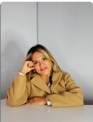 Verónica Contreras, especialista en alisado profesional